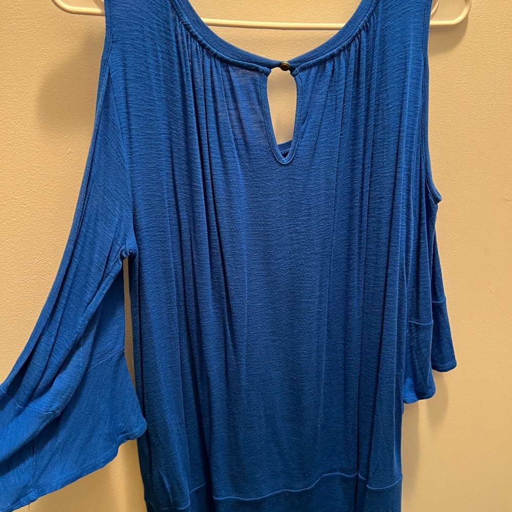 Flowy off the shoulder top, very comfy in XL